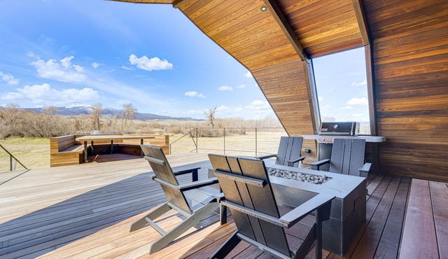 Riverfront Montana Retreat - Deck, Fire Pit & Pond