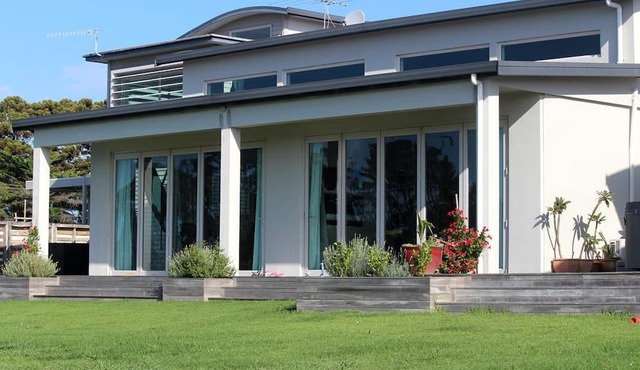 Romantic Getaway Accommodation with Breathtaking Views in Waitoki, North Island