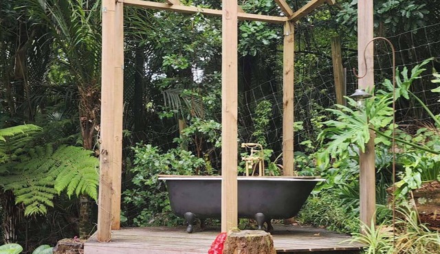 Romantic Log Cabin Retreat with outdoor bath set amongst the trees