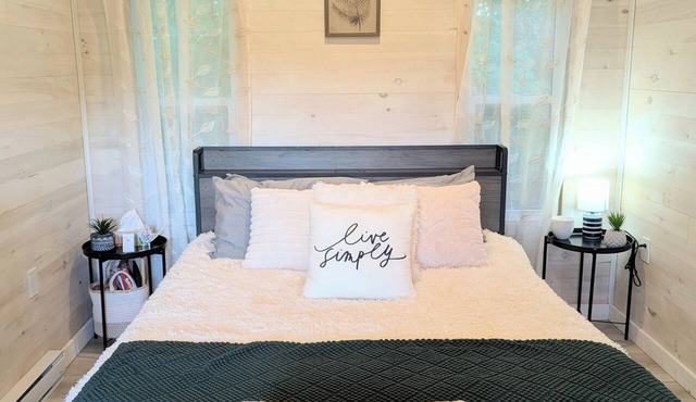Romantic Tiny Cottage w/Hot Tub & Fire Pit – Sunrise Cottage #1