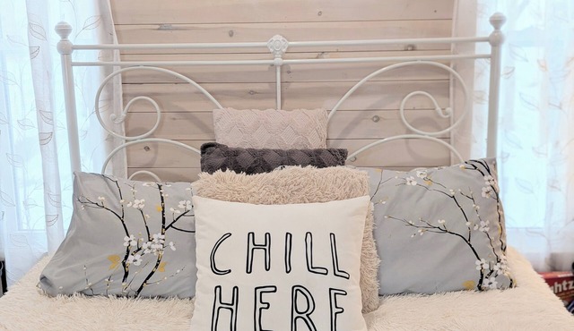 Romantic Tiny Cottage w/Hot Tub & Fire Pit – Sunset Cottage #2