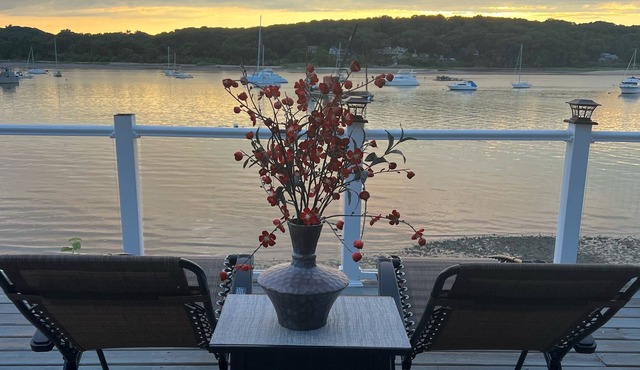 Romantic Waterfront Studio— 5 min from the Village Waterfront!!
