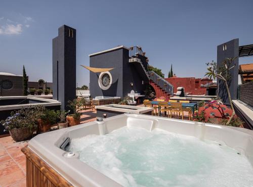 Rooftop Jacuzzi! Country-style 4 Bedroom Cottage