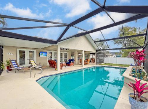 Ruby's Retreat, southwest facing, heated pool, private backyard