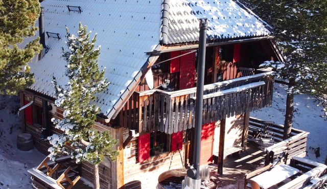Rustic hut at 1800m near the ski lift with sauna, fireplace and panoramic views