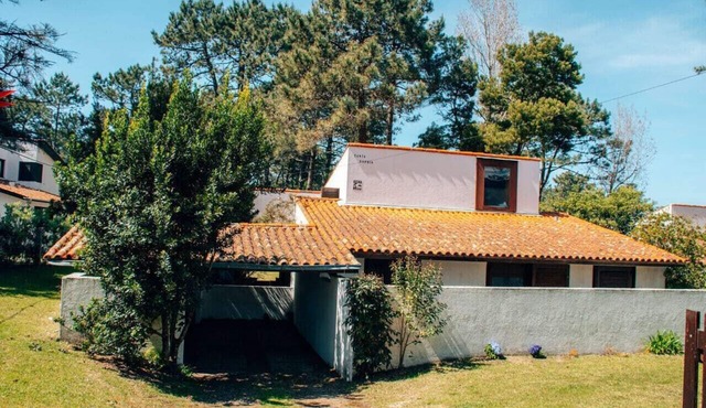 Santa Sofia. Casa com 4 quartos e Jardim Espaçoso em Moledo
