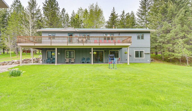 Scenic Forest Lodge Outside Glacier National Park!