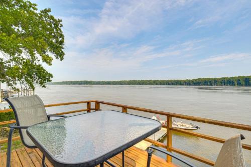 Scenic Views & Yard: Mississippi River Retreat!