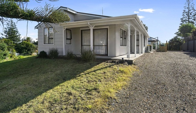 Seashell Cottage - Waitārere Beach Holiday Home