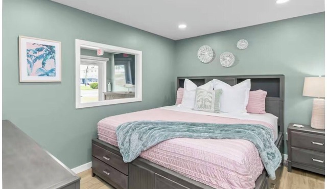 Seaside Flamingo Retreat in Downtown Cocoa Beach.Walk to Beach, Shops & Dining
