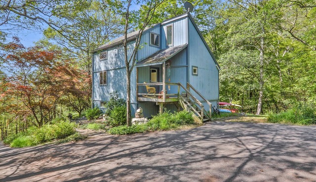 Secluded home bordering the Mohonk Preserve, dog friendly, 3-bedroom