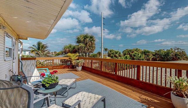 Second-floor coastal condo w/ocean views, balcony, WiFi, AC, steps to the beach