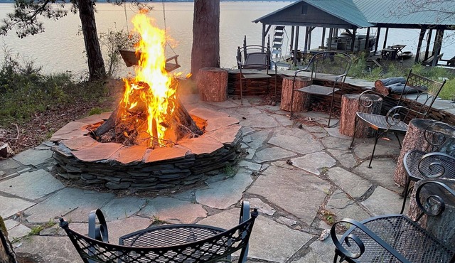 Serene 4-BR lakefront cabin, central Lake Greenwood, 2-14ppl, dock slip, pets