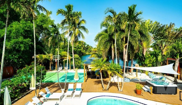 Serenity Stays ~ Waterfront, Pickleball, Hot Tb, Cinema, Sauna, Pool