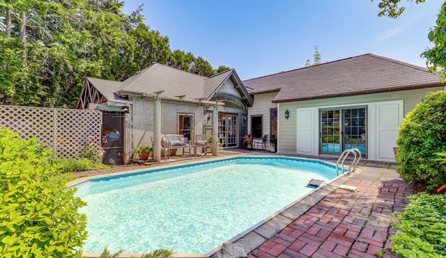 Shared Hot Tub: Historic Cottage, Walk to Elm Park
