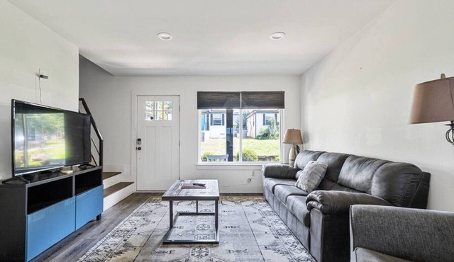 Sleek 2BR Townhouse, Stones throw to Uptown