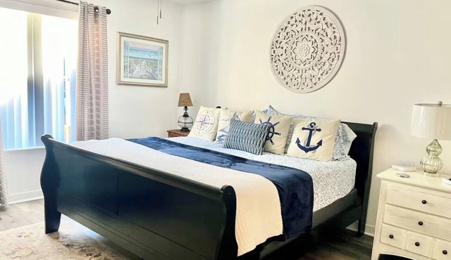 SNOWBIRD SPECIAL-Large Comfy Stay Pets Welcome w/Parking Trailers/Bikes/Boats