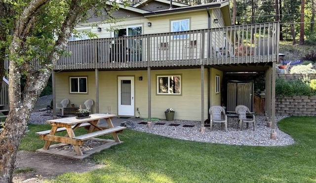 Spacious 2-Story Close to Lake-Marina-Fishing; 3 dogs-A/C-Mountain View