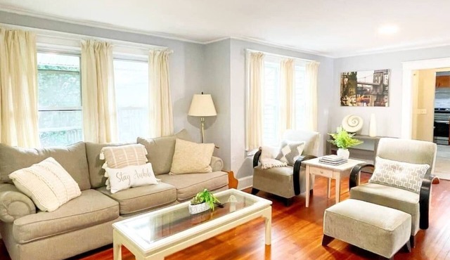 Spacious 3 Bd Home Pet Friendly, Parking and Laundry