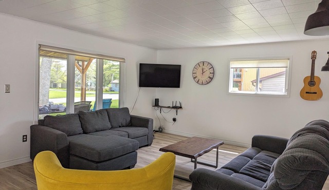 Spacious 3 Bedroom Cabin by the lake