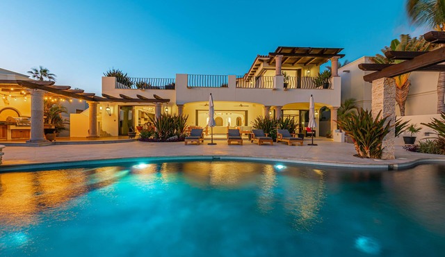 Spacious 4 BD Oceanview Villa with a Private Pool
