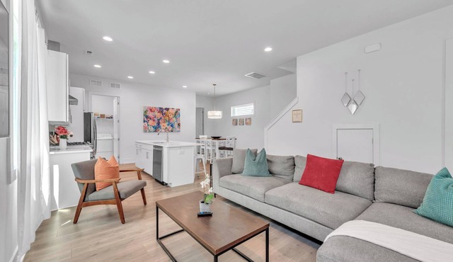 Spacious 4-bedroom house with WiFi, AC in charming Charlotte