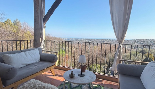 Spacious 5-bedroom villa, sea view, swimming pool,in adorable Saint-Jeannet