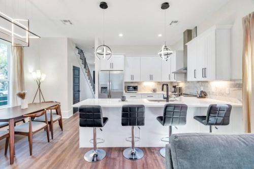 Spacious 5BR w fire pit, balcony & backyard oasis