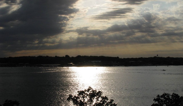 Spacious Bridges Bay Condo with stunning lake views and 6 waterpark passes!