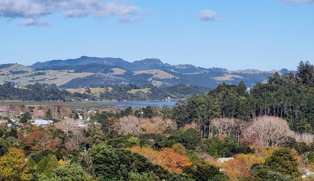Spacious clean & sunny home with fabulous views! 2.7kms to town. Unlimited Wi-Fi