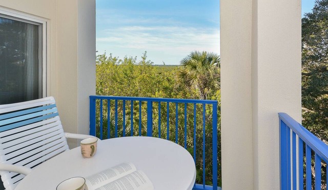 Spacious Corner Condo | Balcony overlooking Nature preserve! OW10-307