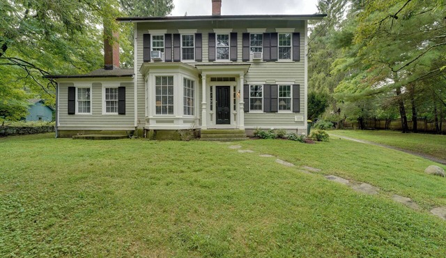 Spacious Family Home in Weston: Yard + Patio