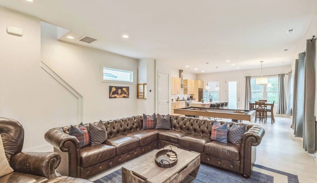 Spacious King Ste Pool Table, Mins to NoDa & UPTWN!