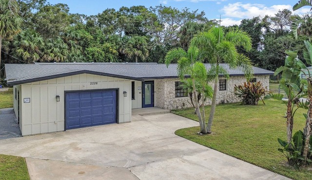 Spacious Multi-Unit 8-bedroom house with AC and WiFi in delightful Vero Beach