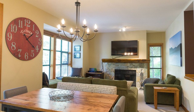 Spacious & Quiet Townhome Ideal Year-Round Location, Private Entrance
