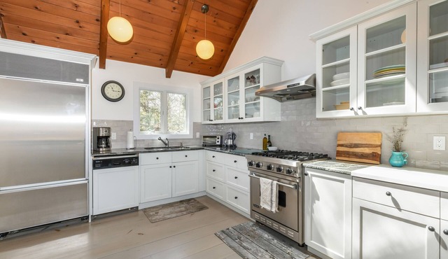 Springs Chic, Steps from private Gardiners Bay beach!