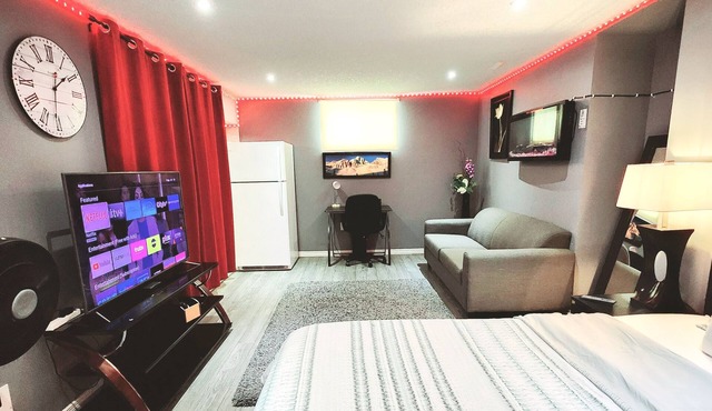Staycation Studio Apartment: full kitchen, washroom, and Free parking