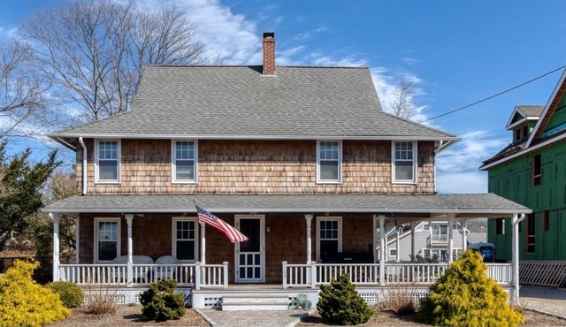 Steps from the beach! Perfect Shoreline Getaway