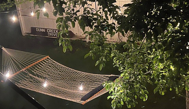 Steps from University – 3BR, Sleeps 6, FirePit Backyard Concerts & GameDay