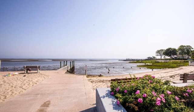 Steps to the Beach, Cozy Year Round Cottage 🐾 Pet Friendly