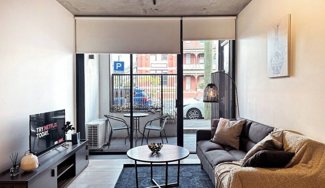 Stunning courtyard 2BR1BA North Melbourne+Parking