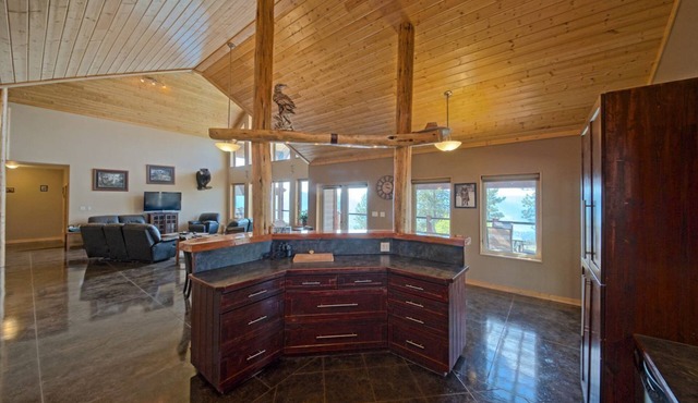 Stunning Post and Beam Home with the best views in the valley, wheelchair acc.