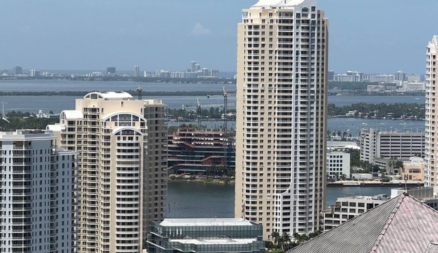 🌴Stunning views from 42nd floor condo in Brickell. Free self-parking spot.