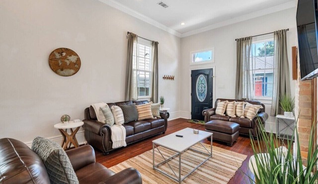Stylish 3BR Treme home with plunge pool & arcade. Sleeps 6, Smart TVs, Wi-Fi, steps to French Quarter