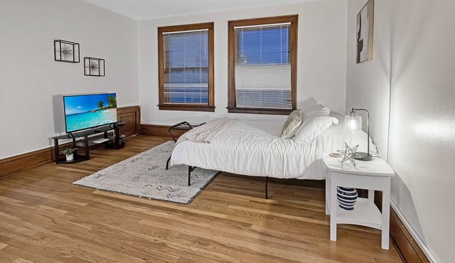 Stylish and cozy studio near Western Gateway Park, combining comfort, convenience, and a prime Downtown location.