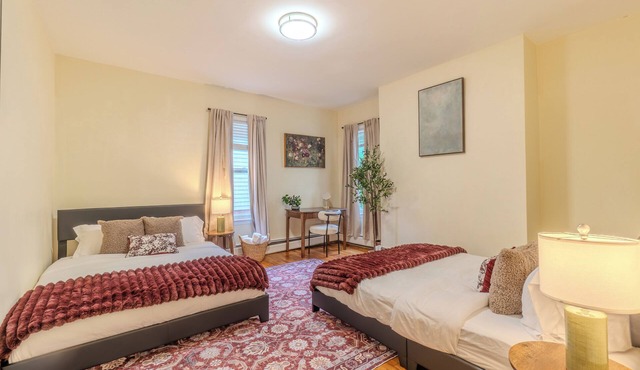 Stylish Modern 5BR Home W/Private Balcony