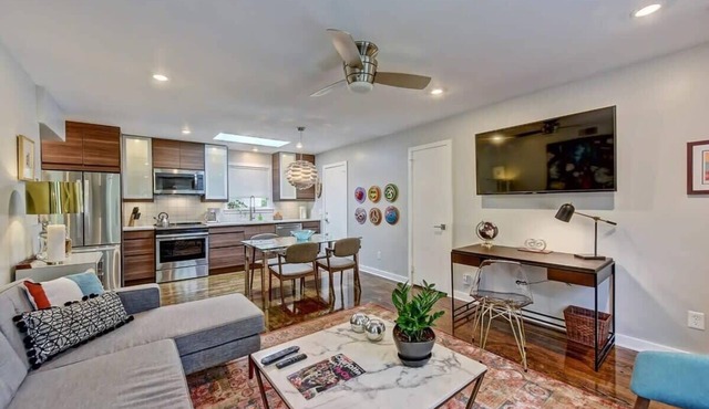 Stylish Myers Park King Suite · Free Parking · Near Uptown