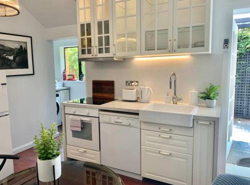 Stylish Private Studio, Close to Beach, WIFI, Parking