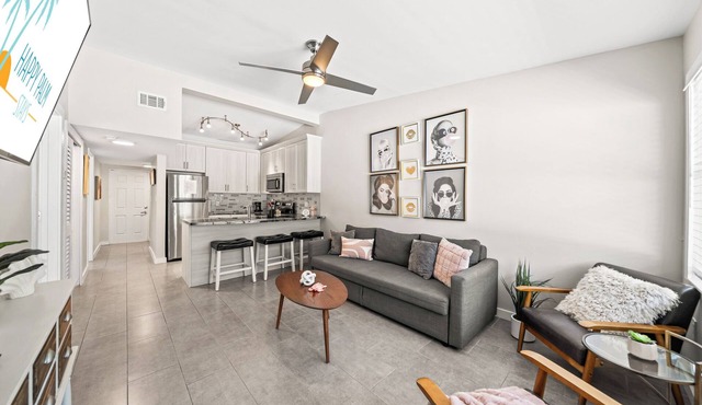 Stylish Riverfront Villa W/Private beach access, Fire Pit, & BBQ Grills 🥂🌸 in Cocoa Beach