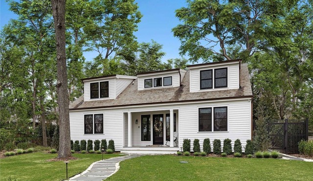 Sun-Filled, Custom-Designed 5-bedroom house in Sag Harbor w/heated pool and spa